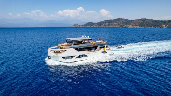 Yacht à moteur Nayk 3