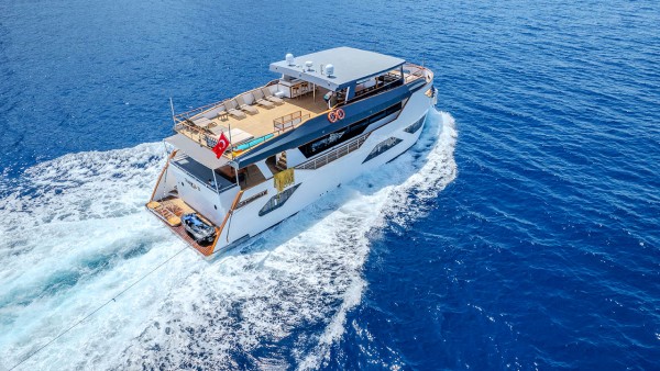 Yacht à moteur Nayk 3