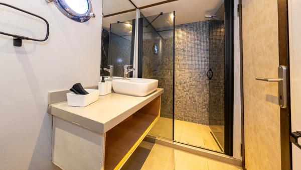 Yacht à moteur Nayk 3