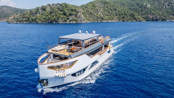 Yacht à moteur Nayk 3