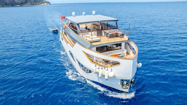 Yacht à moteur Nayk 3