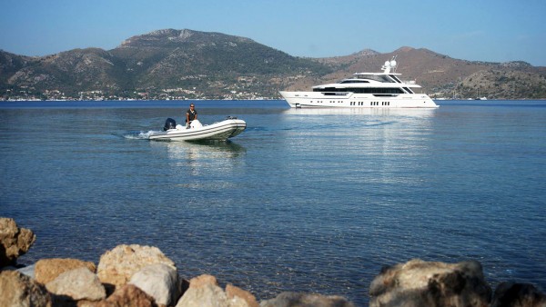 Yacht à moteur REM