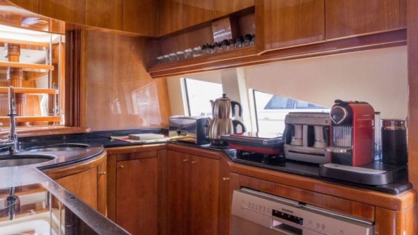 Yacht à moteur Stoli