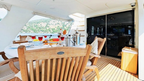 Yacht à moteur Vanguard