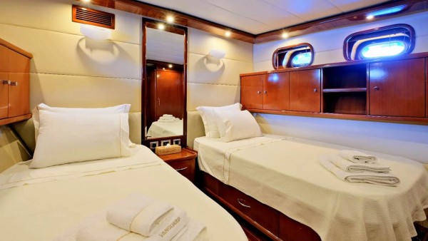 Yacht à moteur Vanguard