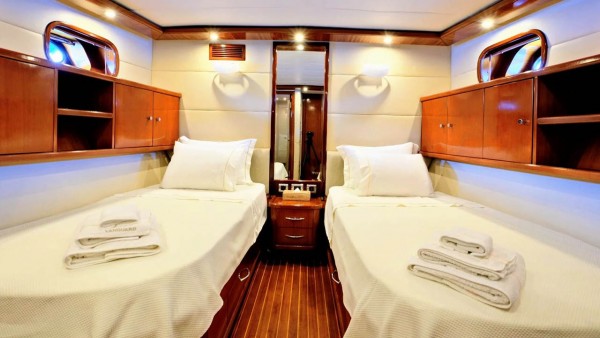 Yacht à moteur Vanguard